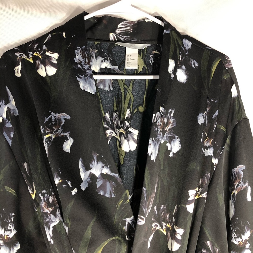 H&M Black Iris Kimono - Picture 2 of 6